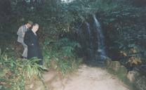 Presidente da Republica, Dr. Jorge Sampaio visitando a cascata Beckford nos jardins do Palácio de Monserrate.