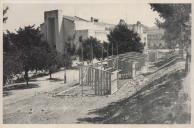 Preparativos para a realização das festas de Nossa Senhora do Cabo Espichel, no Bairro das Flores, freguesia de Santa Maria, junto à Rua Câmara Pestana.