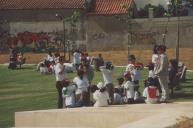 Crianças durante a realização de uma atividade educativa.