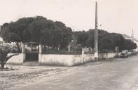 Jardim na rua direita de Massamá antes das obras de requalificação.