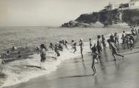 Banhistas na Praia das Maçãs.