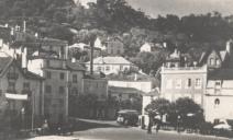 Praça da república na vila de Sintra com o Hotel Central, o Café Paris e um Elétrico.