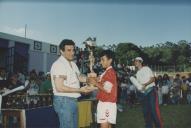 Entrega de troféus num torneio de futebol.