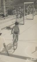 Gincana de bicicletas no ringue de patinagem da Praia das Maçãs.