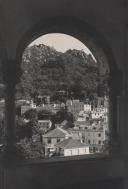 Vista parcial da Vila de Sintra e da Serra de Sintra através de uma Arcada do Palácio Nacional de Sintra.