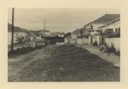 Vista parcial de uma rua de Mem Martins com uma casa em arquitectura tradicional.