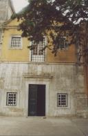 Vista parcial da fachada da casa da quinta de Nossa Senhora do Monte do Carmo também conhecida como quinta da Fidalga que dá para a praça da Républica em Agualva.