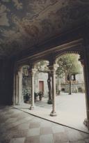 Interior do primeiro compartimento da Gruta dos Banhos com vista para o Pátio Central do Palácio Nacional de Sintra.