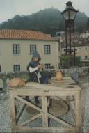 Criança trabalhando o barro na Feira Medieval no Largo da República, em Sintra.