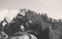 Vista parcial do adarve do Castelo dos Mouros em Sintra.