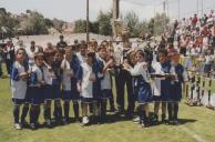 Entrega de troféus a uma equipa de futebol infantil.