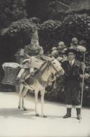 Casal de Belas, vestido com traje saloio, com o seu burro à entrada do Parque da Liberdade em Sintra.