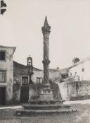 Pelourinho e antiga misericórdia de Colares.