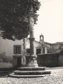 Pelourinho e antiga misericórdia de Colares.