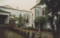 Pátio Central do palácio Nacional de Sintra com um pequeno alpendre que faz ligação entre a Sala dos Cisnes e a Sala das Pêgas.