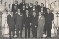 Visconde de Asseca, José Maria Tavares e Francisco Costa, entre outras personalidades, numa escadaria do Palácio de Seteais.