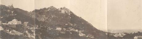 Vista panorâmica da Serra de Sintra com o Castelo dos Mouros, Palácio da Pena, Palácio Nacional de Sintra e a igreja de Santa Maria.