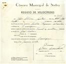 Registo de velocípede de marca Famel, com o nº 9527, em nome de João António Santos, morador em Carenque.