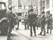 Soldados nas imediações do Teatro da Trindade durante a revolução de 25 de abril de 1974.