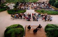 Público a assistir ao Concerto de Xuan Du / Andrei Ratnikov / Guenrik Elessin, na Quinta da Regaleira, durante o Festival de Música de Sintra.