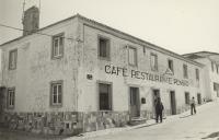 Café, restaurante, pensão e Restaurante "Sisudo" no Largo Miguel Bombarda em Almoçageme.