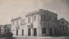 Edificio na Avenida Heliodoro Salgado em frente ao Casino de Sintra.