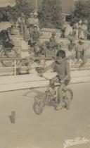 Gincana de bicicletas no ringue de patinagem da Praia das Maçãs.