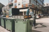 Recolha e transporte de resíduos urbanos em Queluz.