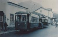 Elétricos em frente à estação de Caminhos de Ferro de Sintra.