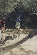 Ciclista durante uma prova de BTT na serra de Sintra.