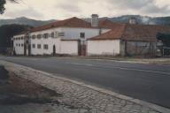 Fachada principal das Caves Visconde de Salreu em Colares.