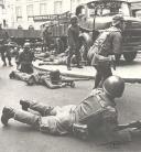 Militares durante a revolução de 25 de abril de 1974 em Lisboa.