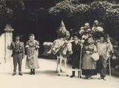 Grupo de pessoas exibindo trajes saloios à entrada do Parque da Liberdade em Sintra.