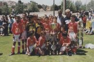 Entrega de troféus a uma equipa de futebol infantil.