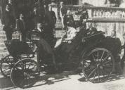 Rainha Dona Maria Amélia Luísa Helena de Orleães a sair de coche do Palácio Nacional de Sintra.