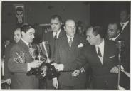 Entrega de troféus aos concorrentes do Rally das Camélias na Concha, Praia das Maçãs.