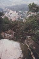 Queda de uma pedra de grande porte no Castelo dos Mouros em direção à Vila de Sintra.