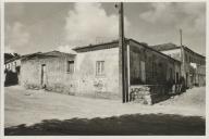 Casas no largo da igreja de Nossa Senhora da Misericórdia de Belas.