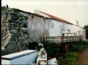 Casa ao lado das ruínas do Convento do Carmo, construído em Janas, que nunca chegou a ser habitado.