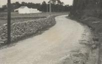 Construção de arruamentos no Magoito com macadame.