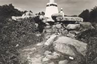 Marco geodésico no Tholos do Monge na Serra de Sintra.
