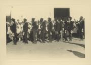 Desfile de um rancho folclórico durante um cortejo de oferendas em frente à capela da Misericordia na Vila de Sintra, atual largo Dr. Gregório de Almeida.