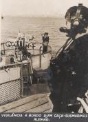 Vigilância a bordo de um caça submarinos Alemão durante a II Guerra Mundial. 