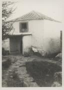 Duas crianças à janela de uma casa saloia, no Funchal.