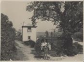 Casa saloia na Ribeira de Sintra com uma saloia transportada por um burro.