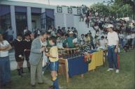 Entrega de troféus num torneio de futebol.