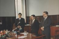 Rui Silva, presidente da Câmara Municipal de Sintra, e Ferreira do Amaral, Ministro das Obras Públicas, durante a assinatura do protocolo para a erradicação de barracas no concelho de Sintra.