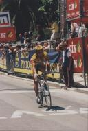 Ciclista durante a Volta do Futuro em bicicleta.