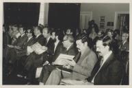 Várias personalidades durante um evento cultural na sala da nau do palácio Valenças.