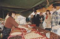 Rui Silva, Presidente da Câmara Municipal de Sintra, junto a uma vendedora de frutos secos na Feira das Mercês.